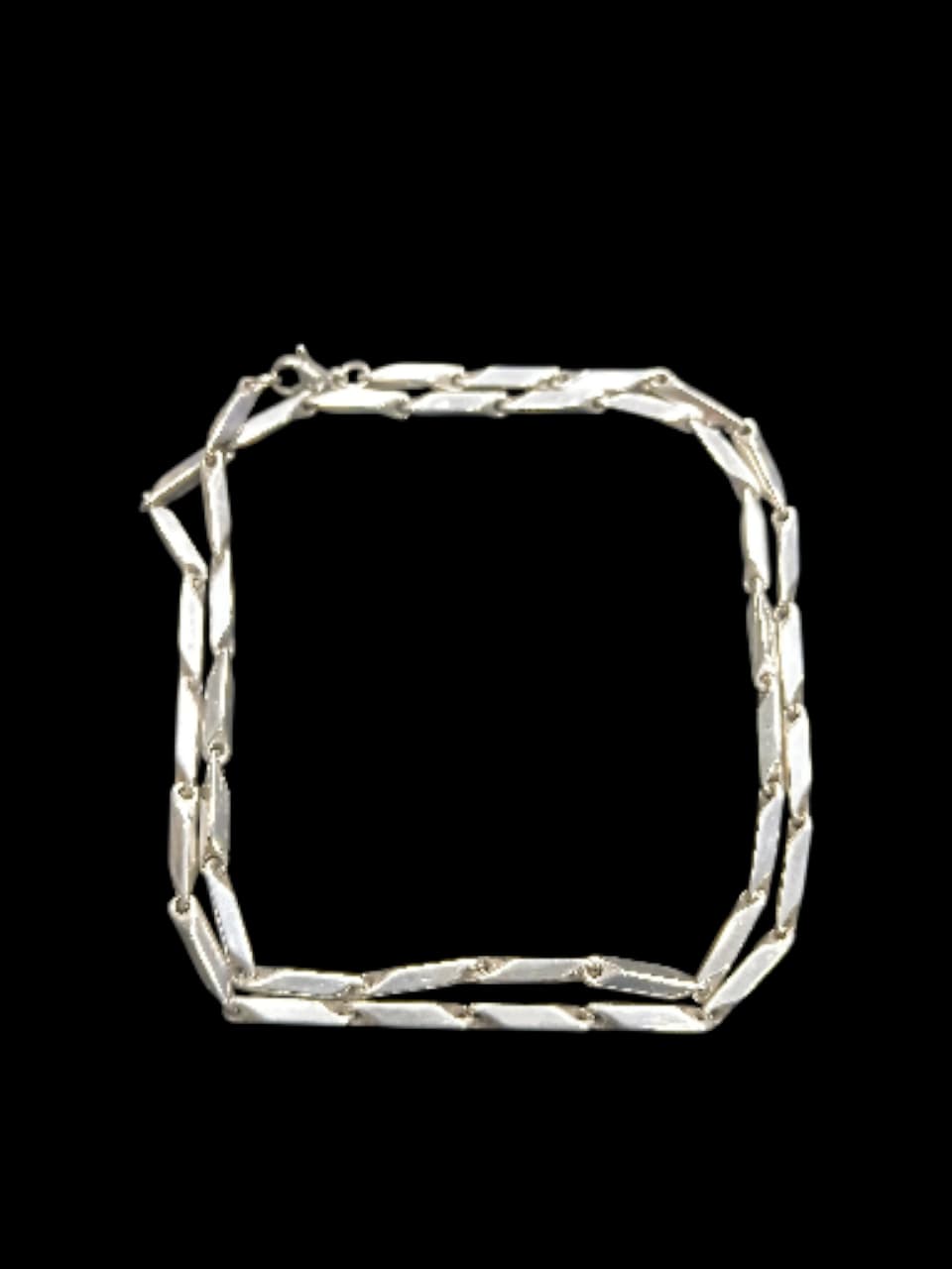 SLEEK SILVER LINK CHAIN