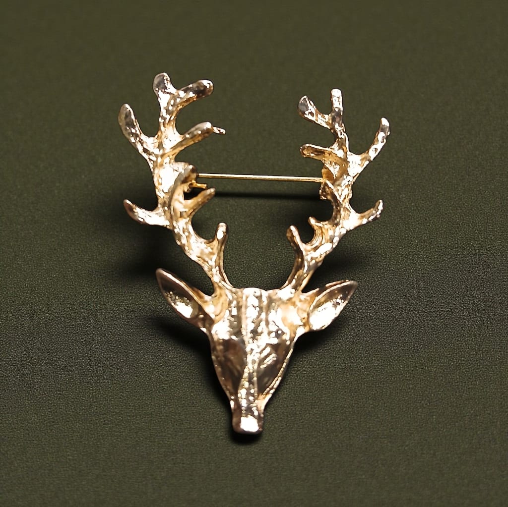 GOLDEN STAG HEAD BROOCH PIN